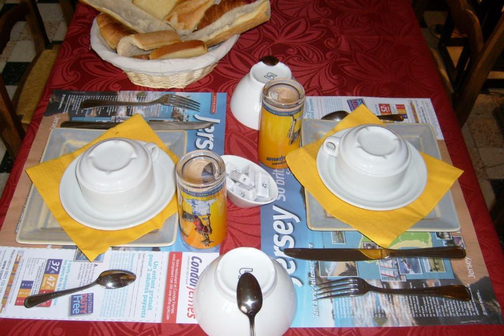 La Gouesnière Hotel Restaurant Du Commerce מראה חיצוני תמונה