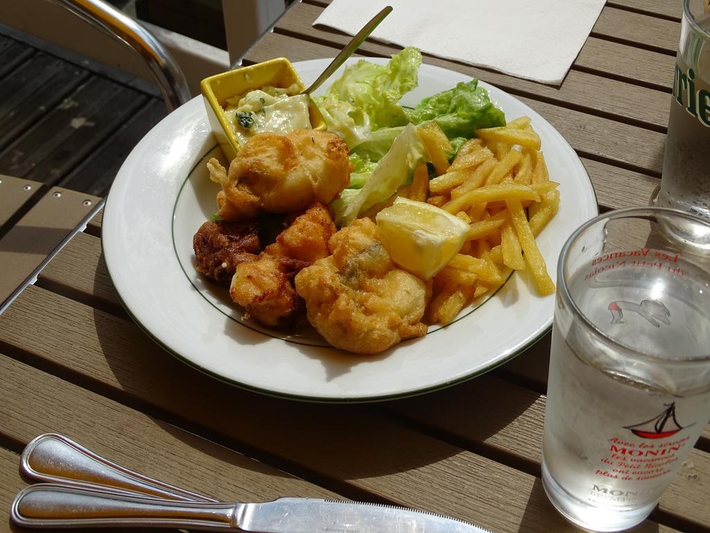 La Gouesnière Hotel Restaurant Du Commerce מראה חיצוני תמונה