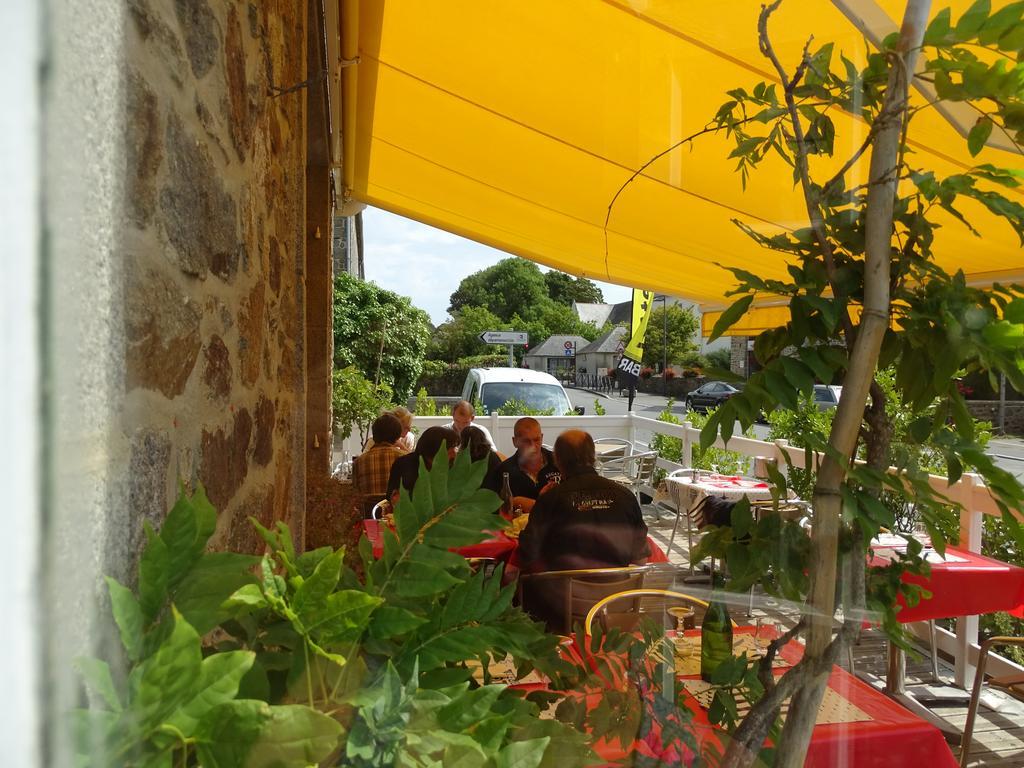 La Gouesnière Hotel Restaurant Du Commerce מראה חיצוני תמונה