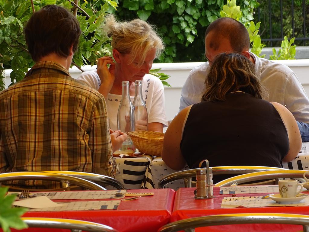 La Gouesnière Hotel Restaurant Du Commerce מראה חיצוני תמונה